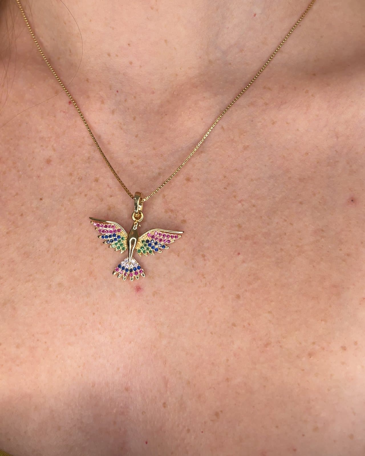 Collana dorata con pendente a colomba di zirconi colorati