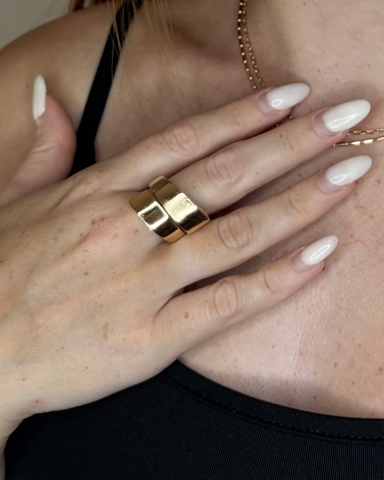 Anello dorato a fascia larga e doppia, lucido, indossato
