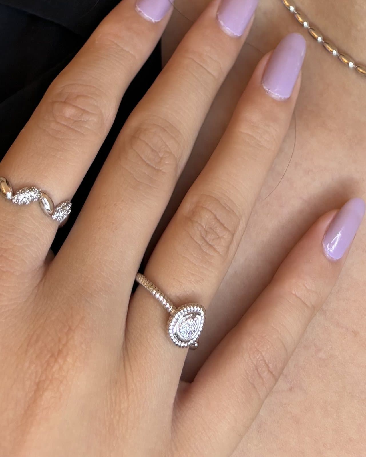 Anello in tono argento a goccia, con pavé di zirconi e bordo ritorto