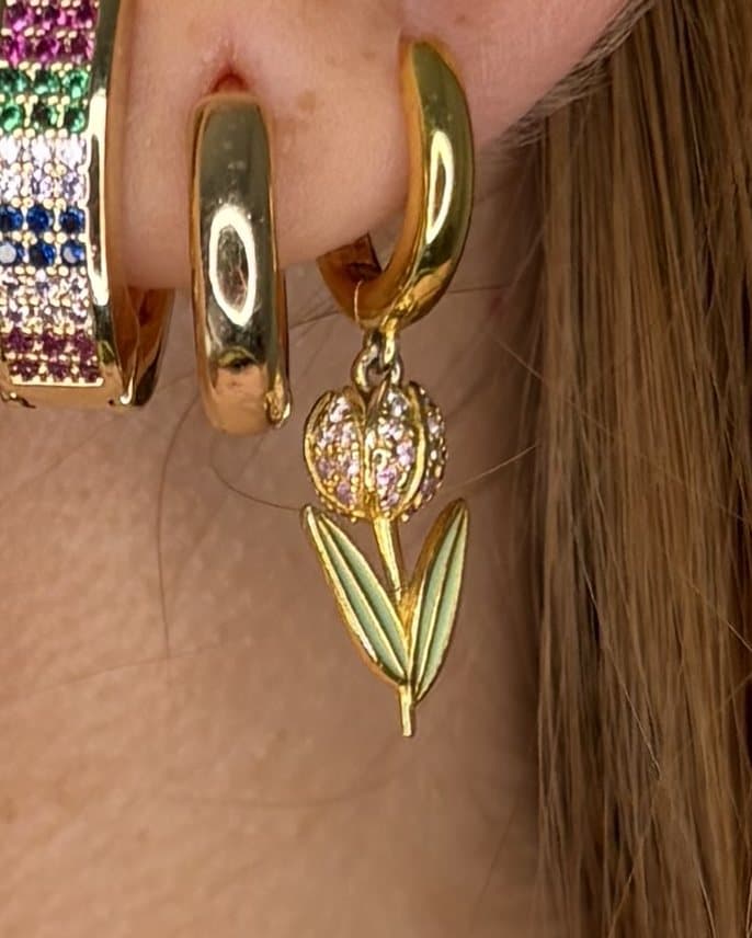 Cerchietto dorato con charm a tulipano pendente, indossato