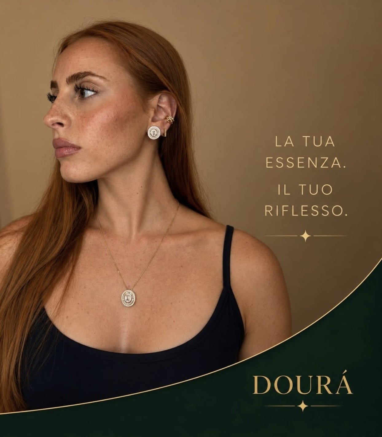 Campagna DOURÁ «La tua essenza. Il tuo riflesso.»: ritratto con collana e orecchini dorati