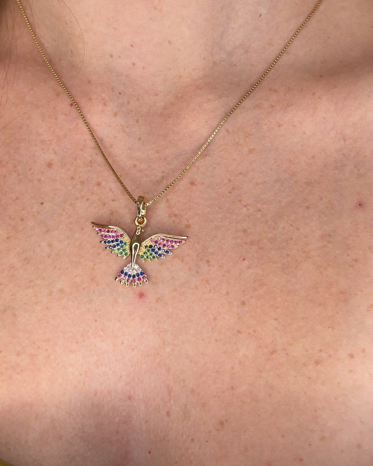 Collana dorata con pendente a colomba di zirconi colorati