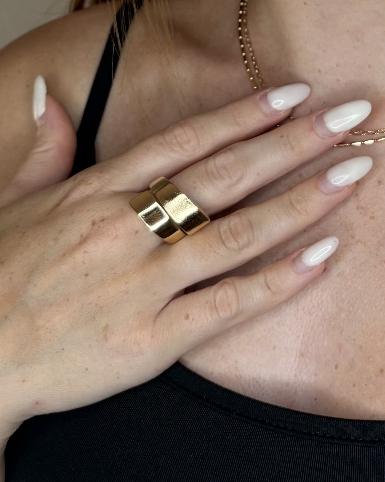 Anello dorato a fascia larga e doppia, lucido, indossato