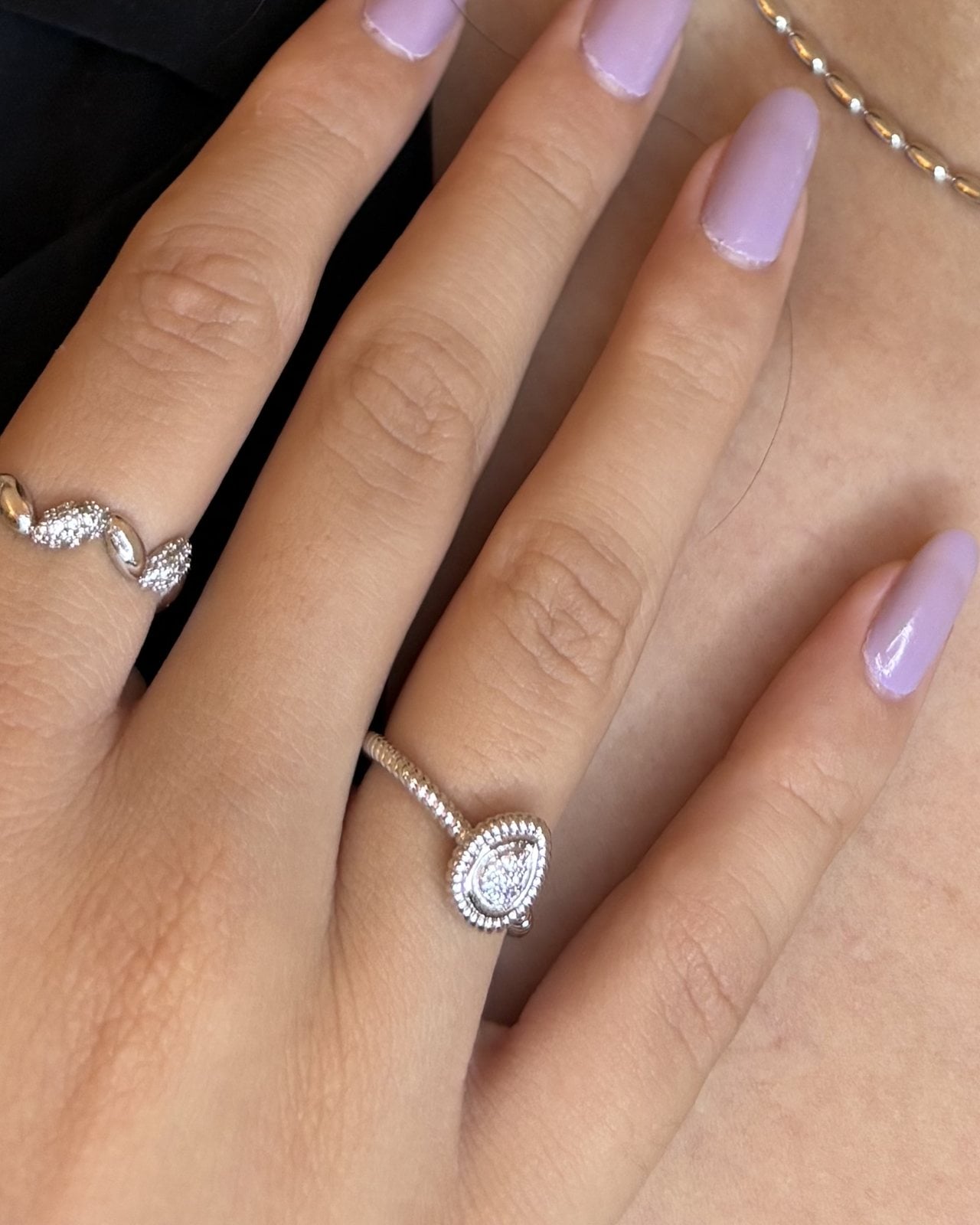 Anello in tono argento a goccia, con pavé di zirconi e bordo ritorto