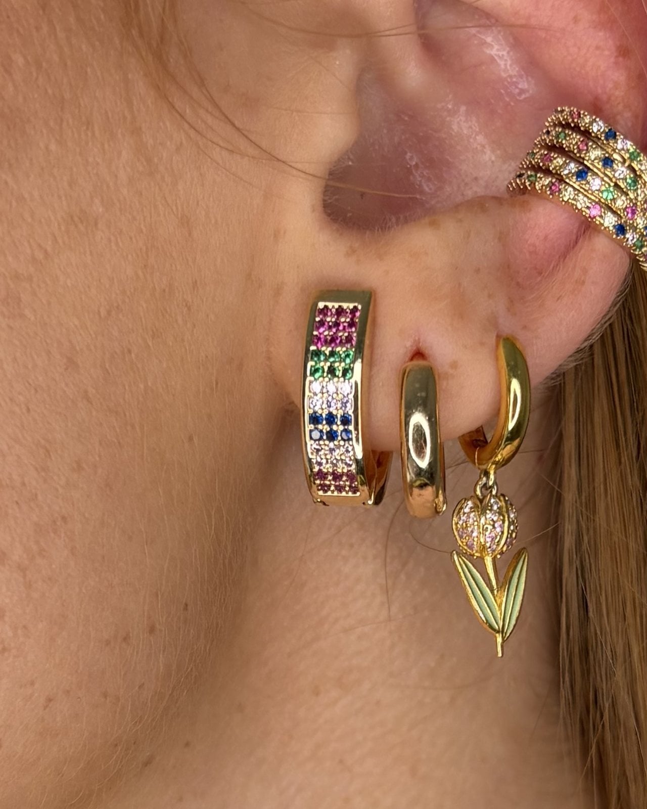 Cerchietto dorato con zirconi colorati, ear cuff e charm a tulipano