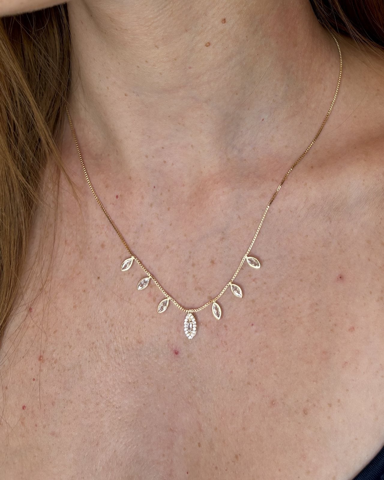 Collana dorata con zirconi taglio navette pendenti, indossata