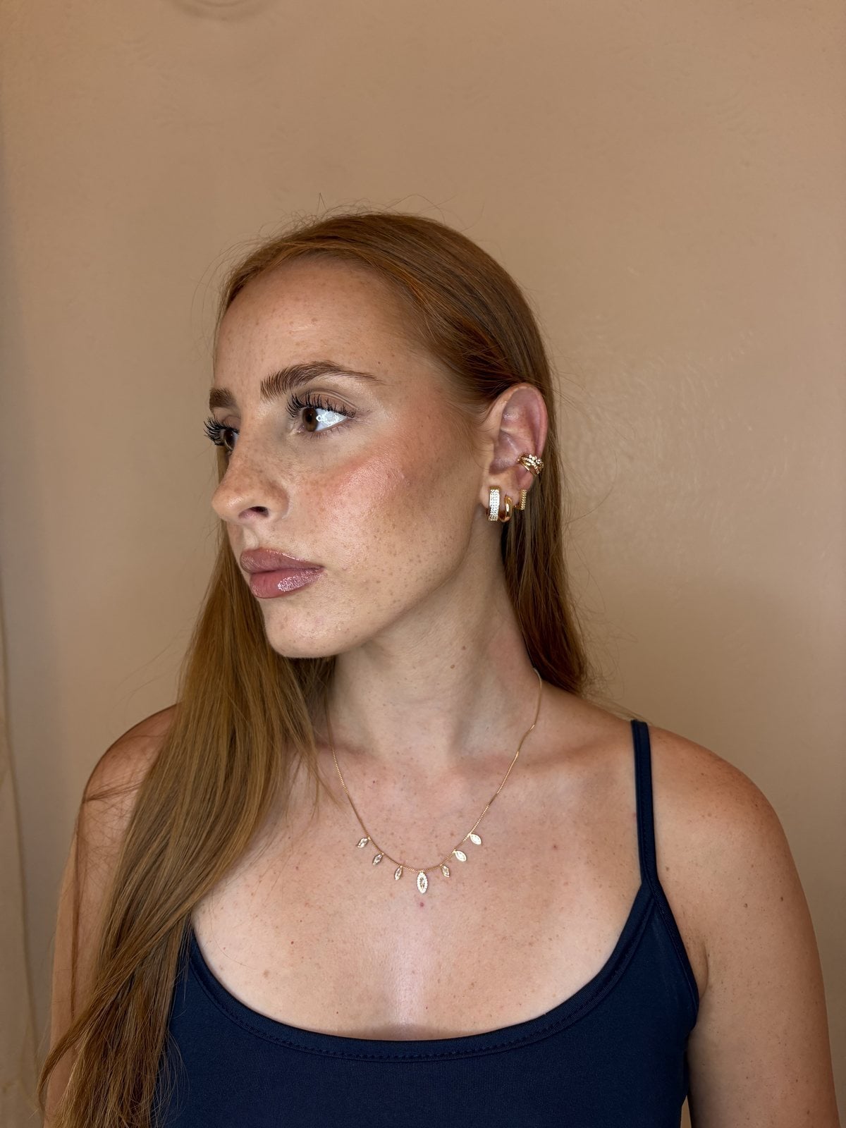 Ritratto con collana a navette e cerchietti dorati