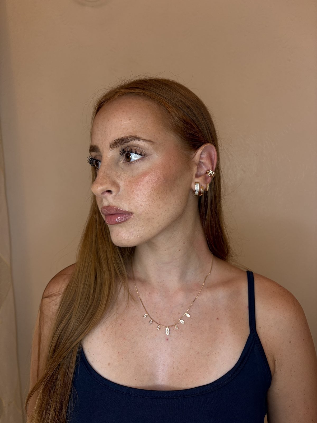 Ritratto con cerchietti dorati, ear cuff e collana a navette