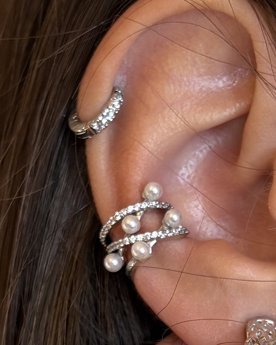 Ear cuff con perline in tono argento visto da vicino