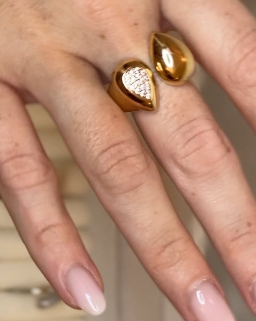 Anello a due gocce dorato indossato sull'indice