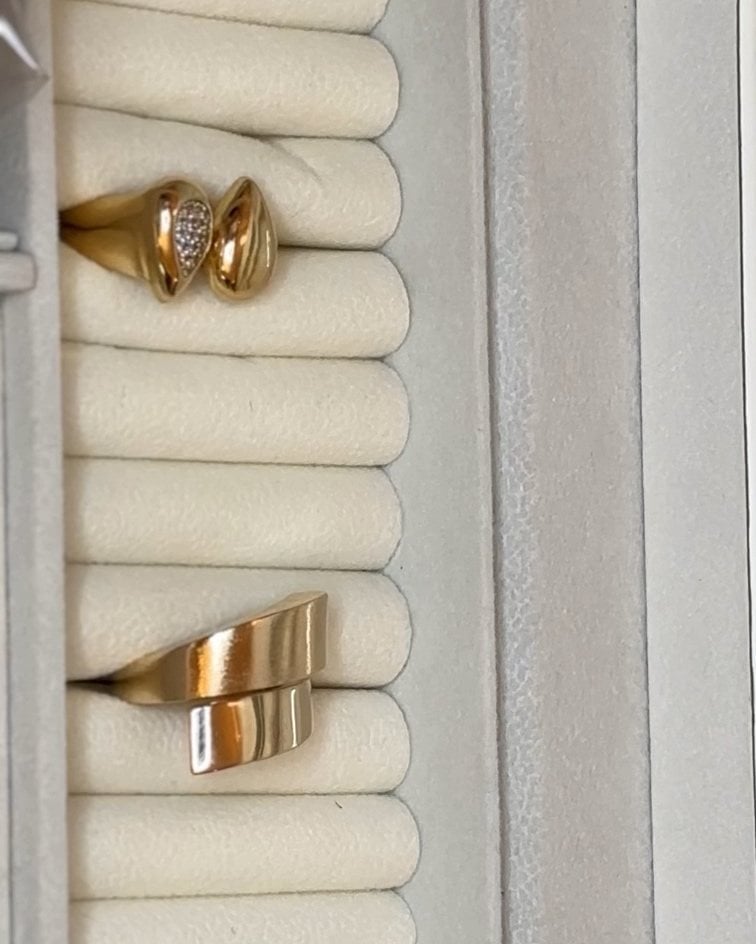 Anelli nel portagioie: anello a due gocce con zirconi e fascia doppia dorata